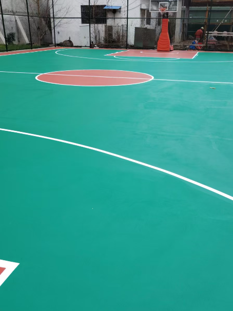 本号镇 球场长期使用易出现地面开裂